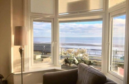 Muston House | Seafront Ivy House with Garden & Breathtaking Ocean Views
