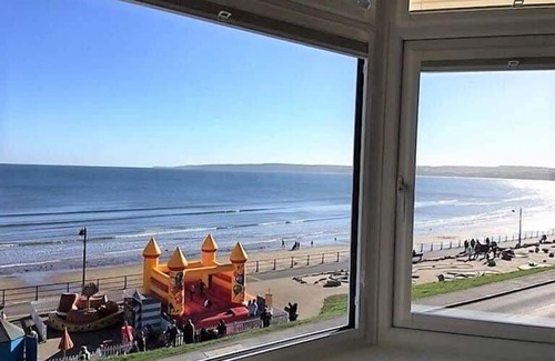 Muston House | Seafront Ivy House with Garden & Breathtaking Ocean Views