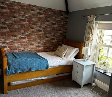 Skipsea House | Inviting Ivy House: Family-Friendly Cottage with Garden