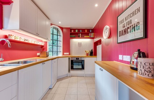 Woodbridge House | Pet-Friendly Ivy Lodge: Cozy Two Bedroom House for 4