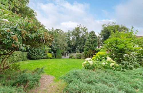 Woodbridge House | Pet-Friendly Ivy Lodge: Cozy Two Bedroom House for 4