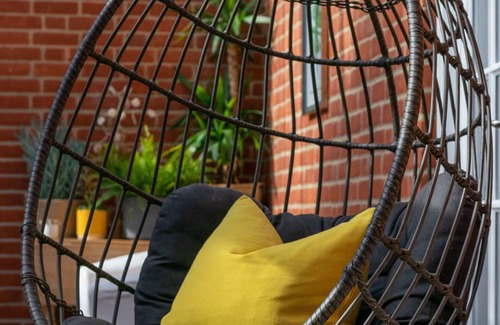 Woodbridge House | Pet-Friendly Ivy Lodge: Cozy Two Bedroom House for 4