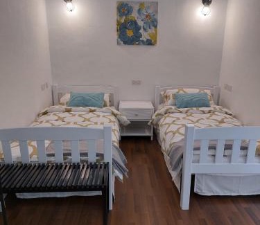 Tower Road Apartment | Cozy Ivy Rooms with Oceanfront Views and Delicious Breakfast