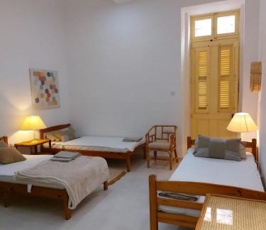 Tower Road Apartment | Cozy Ivy Rooms with Oceanfront Views and Delicious Breakfast