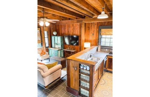 Batesville Cabin | Discover Ivy Rose Cottage: Family-Friendly Retreat Near Vineyards
