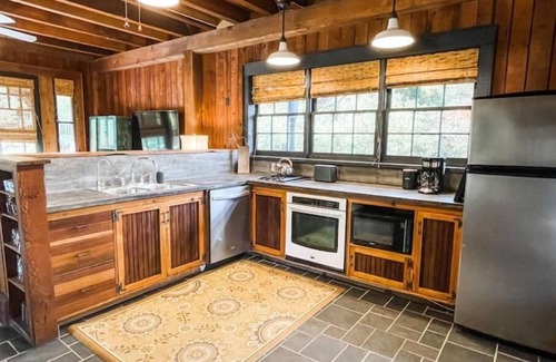 Batesville Cabin | Discover Ivy Rose Cottage: Family-Friendly Retreat Near Vineyards