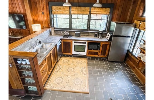 Batesville Cabin | Discover Ivy Rose Cottage: Family-Friendly Retreat Near Vineyards