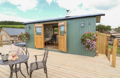Rhayader House | Explore Ivy's Way: Pet-Friendly Stay with 4-Star Comfort