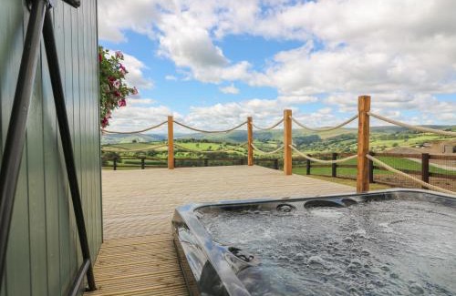 Rhayader House | Explore Ivy's Way: Pet-Friendly Stay with 4-Star Comfort