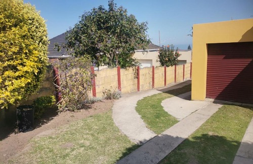 East London Apartment | Cozy Izibusiso Guest Room: Family-Friendly with Breakfast