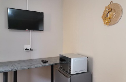 East London Apartment | Cozy Izibusiso Guest Room: Family-Friendly with Breakfast