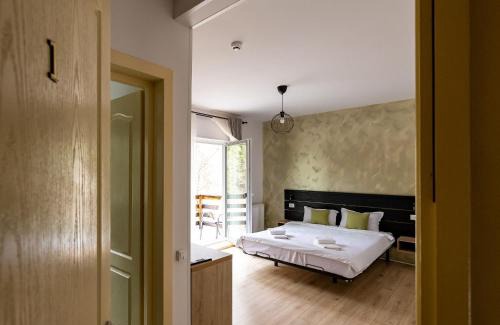 Rasnov House | Enchanting Izvorul lui Dracula: Pool & Family-Friendly Stay