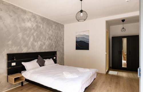 Rasnov House | Enchanting Izvorul lui Dracula: Pool & Family-Friendly Stay