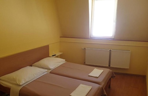 Kispest House | Charming Jáde Panzió: Child-Friendly and Budget-Friendly Stay