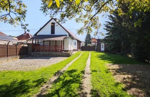 Bogacs House | Cozy Jázmin Vendégház in Bogács with Family-Friendly Amenities