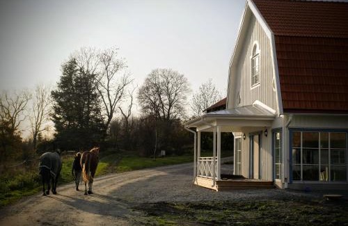 Enkoping Hotel | Jädra Gårdshotel: Pet-Friendly Stay with Top Comfort