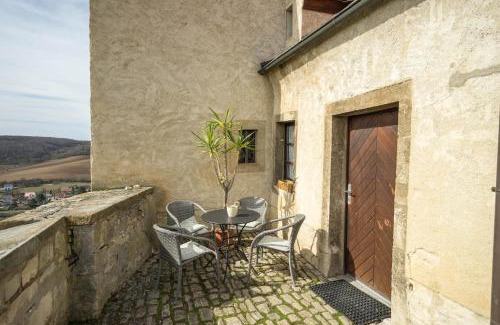 Großjena Apartment | Welcoming Jägerhaus auf Schloss Neuenburg: Pet-Friendly Retreat
