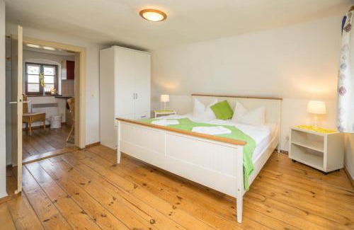 Großjena Apartment | Welcoming Jägerhaus auf Schloss Neuenburg: Pet-Friendly Retreat