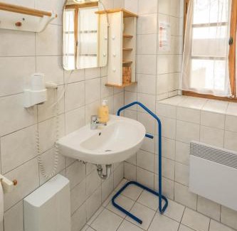 Großjena Apartment | Welcoming Jägerhaus auf Schloss Neuenburg: Pet-Friendly Retreat