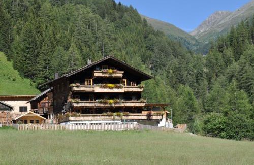 Glor Apartment | Pet-Friendly Jörgnerhaus: 4-Star Stay with Hot Tub Bliss
