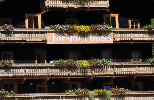 Glor Apartment | Pet-Friendly Jörgnerhaus: 4-Star Stay with Hot Tub Bliss