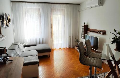 Kaposvar Apartment | Unforgettable Júlia Apartman: Child-Friendly with Hot Tub