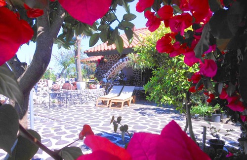 Futo House | Discover J-Garden: Guest Rated 9/10 with Hot Tub & Kitchen