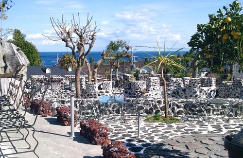 Futo House | Discover J-Garden: Guest Rated 9/10 with Hot Tub & Kitchen
