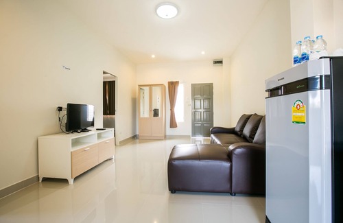 Phetchaburi Hotel | Kid-Friendly Getaway at J-House Phetchaburi with Breakfast