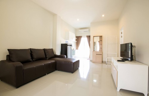 Phetchaburi Hotel | Kid-Friendly Getaway at J-House Phetchaburi with Breakfast