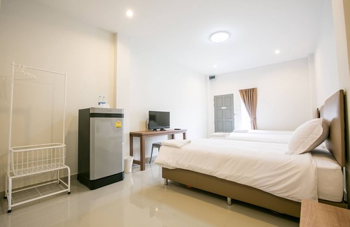 Phetchaburi Hotel | Kid-Friendly Getaway at J-House Phetchaburi with Breakfast