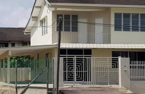 Sibu House | Cozy J & I Homestay: Ideal for Couples with Shared Bath