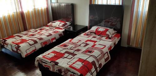 Sibu House | Cozy J & I Homestay: Ideal for Couples with Shared Bath