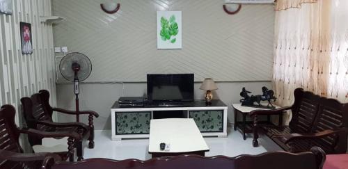 Sibu House | Cozy J & I Homestay: Ideal for Couples with Shared Bath