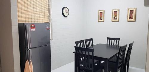 Sibu House | Cozy J & I Homestay: Ideal for Couples with Shared Bath
