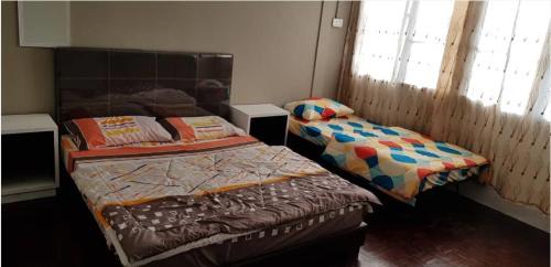 Sibu House | Budget-Friendly J & I Homestay for 3 with Kitchen Access