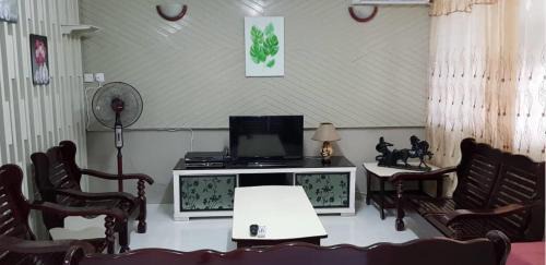 Sibu House | Budget-Friendly J & I Homestay for 3 with Kitchen Access