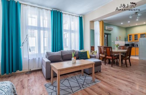 Stare Miasto Apartment | Guest Rated: J&J Apartments with Family-Friendly Amenities