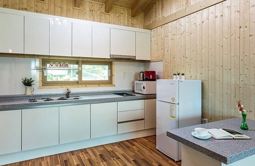 Seongsan Condo | Guest Favorite: J&J Pension with Family-Friendly Amenities