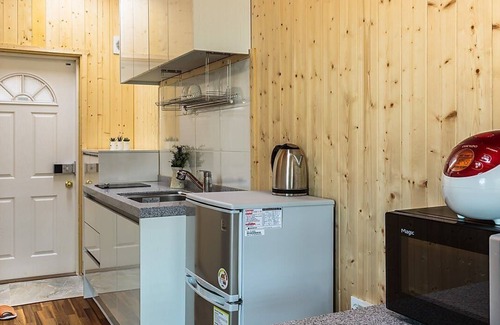 Seongsan Condo | Guest Favorite: J&J Pension with Family-Friendly Amenities