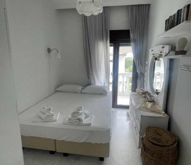 Paralia Ofryniou Apartment | Top-Rated J&J Seaview Apartment - Perfect for Families