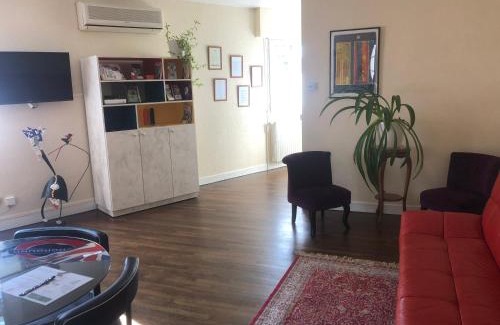 Bourges Apartment | Cozy J'offre Apartment: Child-Friendly with Kitchen Access