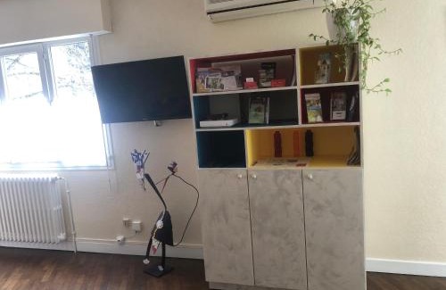 Bourges Apartment | Cozy J'offre Apartment: Child-Friendly with Kitchen Access
