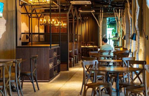 Chan Kasem Hotel | J PLACE HOTEL: Family-Friendly Stay with Delicious Dining