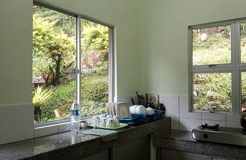 Kinabalu Park Cabin | Cozy J Residence: Family-Friendly with Breakfast Included
