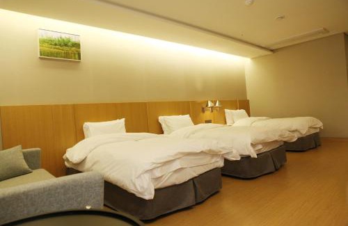 Jinju Hotel | Discover J Square Hotel: Family-Friendly Stays with Hot Tub