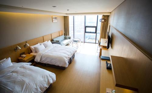 Jinju Hotel | Discover J Square Hotel: Family-Friendly Stays with Hot Tub