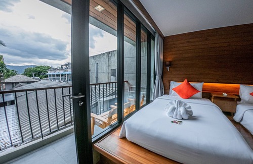 Chaweng City Center Hotel | Top-Rated J4 Hotel Samui with Pool and Breakfast Included