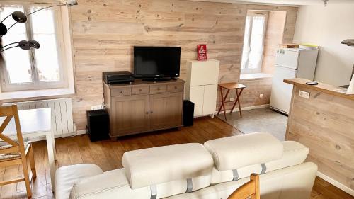 Imphy Apartment | Family-Friendly Retreat with 2 Bedrooms & Pet Amenities
