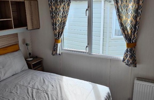Sandown Resort | Pet-Friendly J6 Static Caravan at Fairway Holiday Park